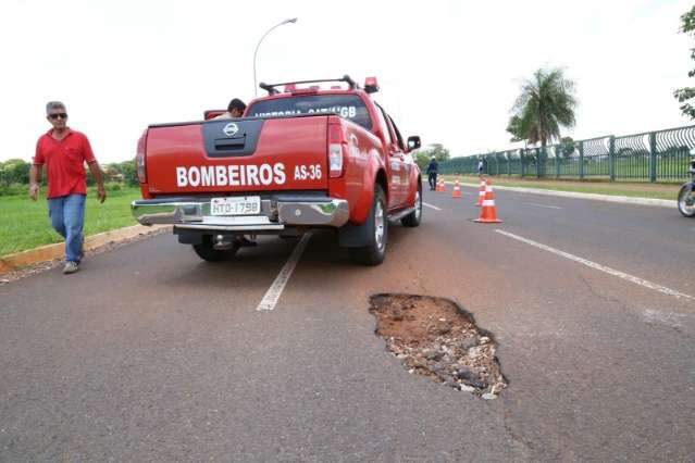 Ao desviar de buraco, moto &eacute; atingida por caminh&atilde;o e casal fica ferido