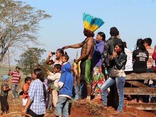 Índios que desde junho ocupam a fazenda Yvu, em Caarapó (Foto: Helio de Freitas/Arquivo)