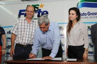 Puccinelli assinou convênio com as cidade. Na foto, aparece ao lado do prefeito de Amambai, Sérgio Barbosa, e da deputada estadual Mara Caseiro (Foto: Marcos Ermínio)