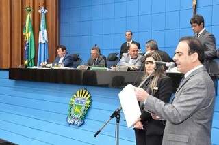 Deputado Felipe Orro (PSDB) apresentou projeto na sessão da Assembleia (Foto: Luciana Nassar/ALMS)