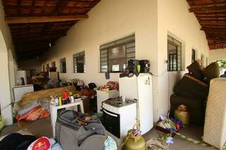 Móveis e eletrodomésticos em meio a abrigo em Aquidauana. 347 famílias continuam fora de suas casas. (Foto: André Bittar)