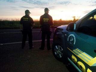 Policiais do DOF patrulham estrada na fronteira com o Paraguai em operação iniciada hoje de manhã (Foto: Divulgação)