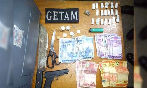 Policiais encontram drogas, dinheiro e objetos utilizados em assalto 