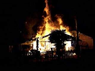 Inc&ecirc;ndio destr&oacute;i casa de madeira e suspeito &eacute; levado para delegacia