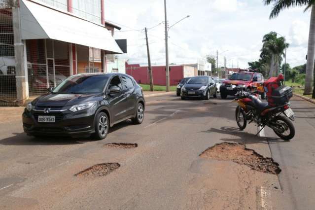 Motorista sem carteira estoura pneu de Del Rey em buraco e bate em palmeira