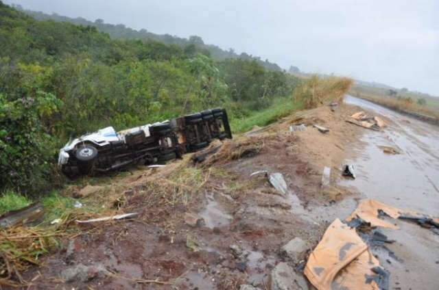  Motorista perde controle e caminh&atilde;o despenca em barranco na MS-276