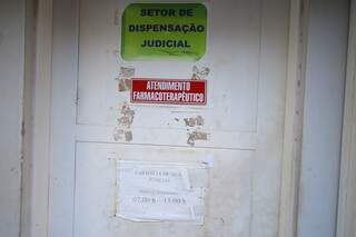 Porta da farmácia onde medicamentos fornecidos por ação na justiça são fornecidos à população. (Foto: André Bittar)