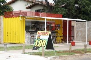 Lanchonete vende salgado a R$ 1,00. (Foto: Marcelo Victor)