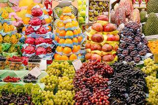 Difícil não se encantar com as cores e sabores nas bancas de frutas, algumas exóticas, no Mercadão de São Paulo (Foto: Cecília Bastos/USP Imagem)
