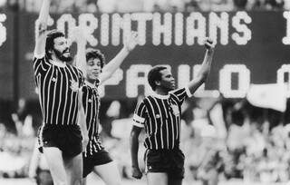 Sócrates, Casagrande e Wladimir, os &quot;cabeças&quot; do movimento &quot;Democracia Corinthiana&quot; que revolucionou o futebol brasileiro na década de 1980 (Foto: Diviulgação)