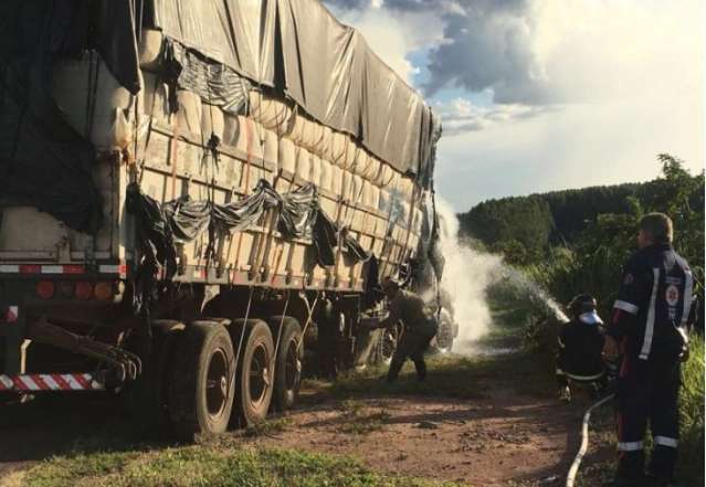Carreta carregada com algod&atilde;o pega fogo e inc&ecirc;ndio assusta motorista