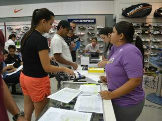 Corredores retiraram os kits da prova na sexta-feira na loja da Anita Calçados (Foto: Simão Nogueira)