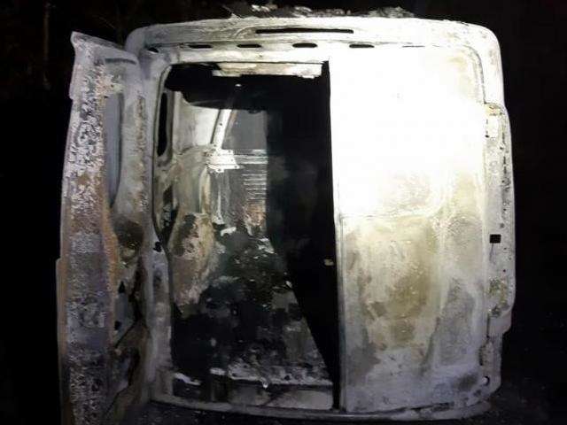 Ambul&acirc;ncia &eacute; destru&iacute;da pelo fogo ap&oacute;s colidir em vaca na BR-163