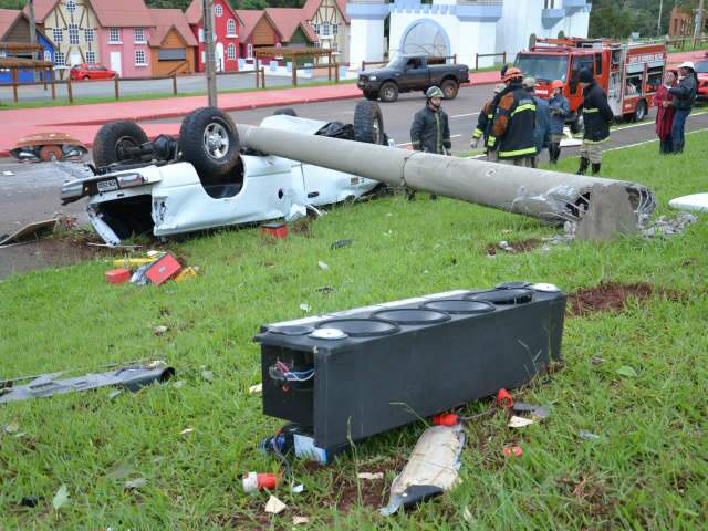  Condutor fica ferido ap&oacute;s caminhonete derrubar poste e capotar 