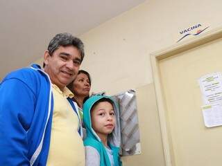 Antônio, Marluce e o filho do casal à espera da abertura da sala de vacinação (Foto: Henrique Kawaminami)