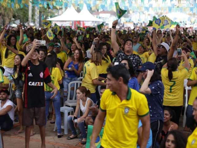 Na Pra&ccedil;a da Copa, torcida se anima &quot;mesmo&quot; depois do 2&ordm; gol do Brasil 