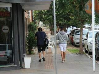 Pedestres na manhã desta quarta-feira (15) em Campo Grande. (Foto: Marina Pacheco)