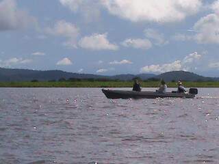 Pescadores no rio Paraguai: lei em aplicação hoje é de 98, mas governo quer que seja reativada a de 2010 suspensa pelo TJ. (Foto: Thiago Pereira)