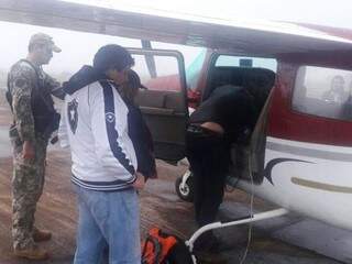 Avião usado pelo PCC para trazer cocaína da Bolívia foi apreendido em Pedro Juan (Foto: Divulgação/Senad)