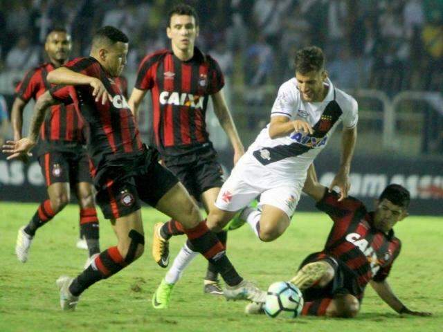 Atl&eacute;tico-PR vence Vasco em RJ, encerra jejum e deixa zona da degola