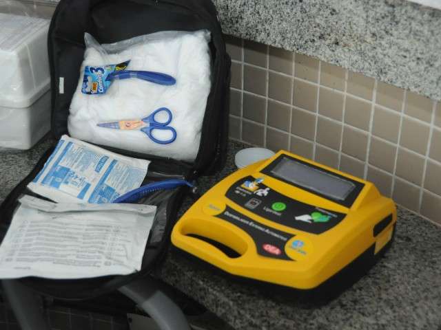 Locais de grande movimenta&ccedil;&atilde;o ser&atilde;o obrigados a ter desfibrilador card&iacute;aco