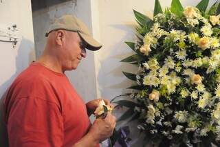 Rodrigo Rosa Ribeiro teve que diminuir as coroas pela metade em razão da falta de flores (Paulo Francis)