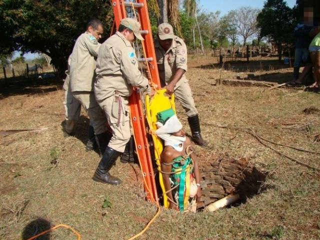  Homem fica 12h em fossa e &eacute; resgatado pelos bombeiros em Tr&ecirc;s Lagoas