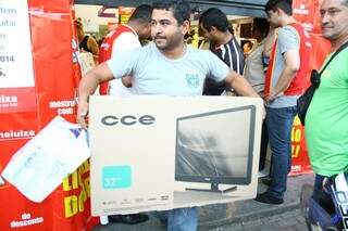 Televisão CCE estava por R$ 699 e foi um dos itens mais procurados (Foto: Marcos Ermínio)