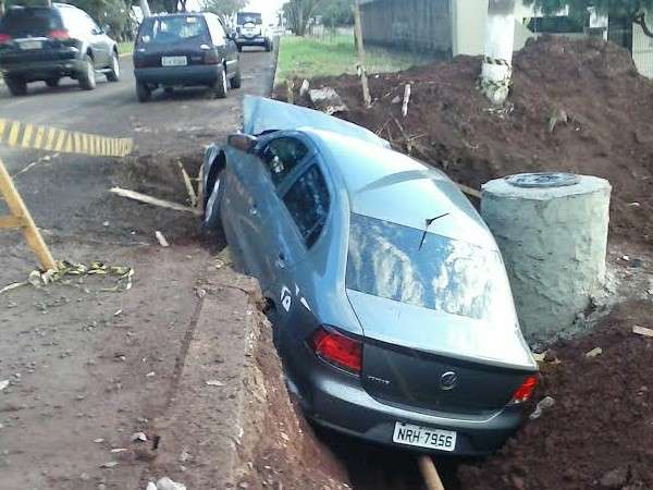 Condutor fica ferido ap&oacute;s ve&iacute;culo cair em buraco de obra e ficar destru&iacute;do