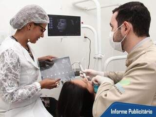 Os dentistas Luciana Fraga de Souza e Guilherme Maidana durante atendimento. (Foto: Marcos Ermínio)