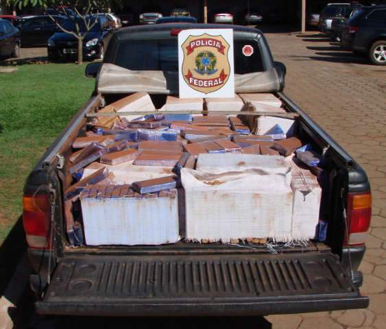  Carro adesivado com &ldquo;diga n&atilde;o &agrave;s drogas&rdquo; transportava 720kg de maconha