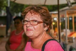 A funcionária pública Edima Ferreira, 65 anos, diz que até que seja provado o contrário, ela irá consumir a carne vermelha, linguiça e bacon. (Foto: Fernando Antunes)