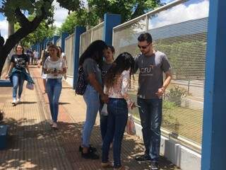 Voluntários do grupo Cru Campos conversam com uma aluna antes das provas do Enem (Daniele Valentim)