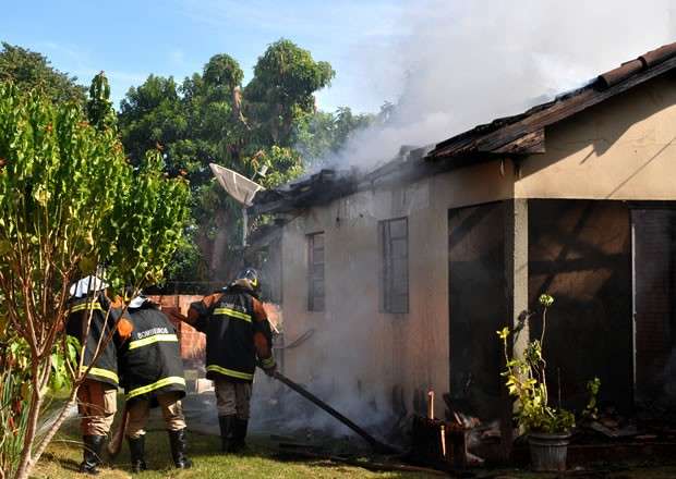 Fia&ccedil;&atilde;o el&eacute;trica entra em curto e incendeia resid&ecirc;ncia de idoso