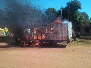 Caminhão ficou totalmente destruído pelo fogo. (Foto: Divulgação/Guarda Municipal)