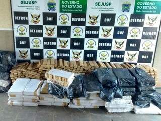 Droga encontrada em duas caminhonetes pesou quase duas toneladas (Foto: Adilson Domingos)