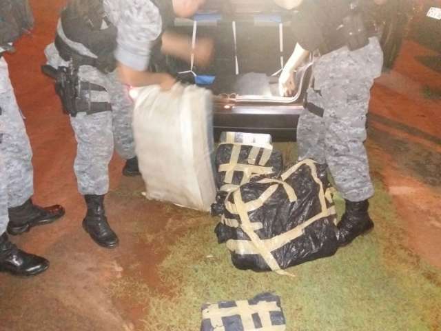 Quatro pessoas s&atilde;o presas com carregamento de 250 quilos de maconha 