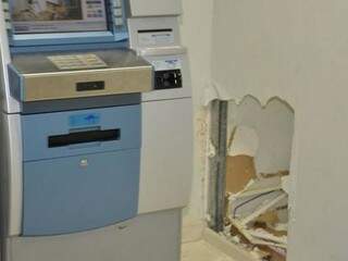 Parede que dá acesso ao caixa eletrônico foi destruída. (Foto: Taquarussu News)
