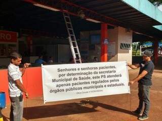 Banner informando restrições no atendimento. (Foto: Yarima Mecchi)