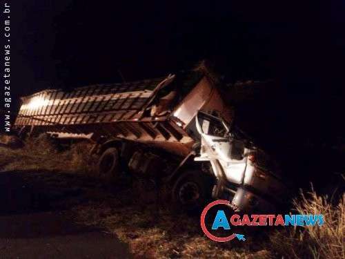 Motorista de 45 anos morre ao tombar carreta carregada com gado na MS-160