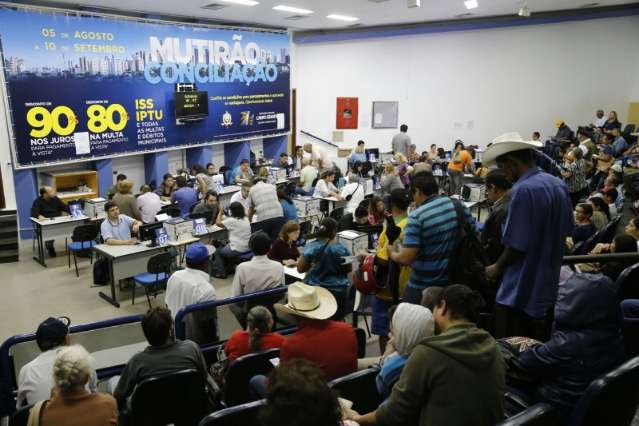 Em 11 dias, Central recebe 13,5 mil pessoas para negociar d&iacute;vida e pagar IPTU