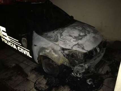Polícia Civil investiga incêndio que destruiu viatura da Delegacia da Mulher