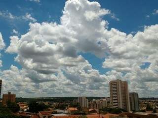 Céu encoberto por nuvens em Campo Grande nesta segunda-feira (Foto: André Bittar)