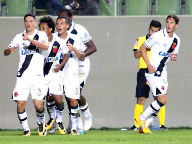 Inspirado, Paulinho faz os dois gols da vit&oacute;ria do Vasco contra o Atl&eacute;tico-MG