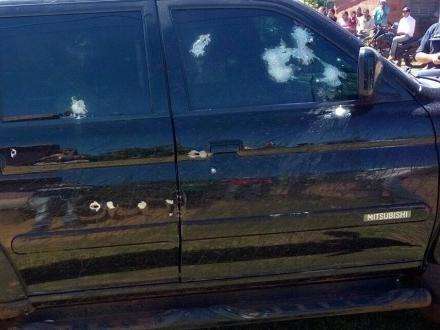 Carro de homem foragido e acusado por triplo homic&iacute;dio &eacute; atacado a tiros