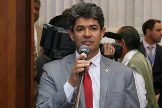 Rinaldo diz que deveria ter uma parceria entre Governo Federal e Paraguai na área de fronteira (Foto: Roberto Higa/ALMS)