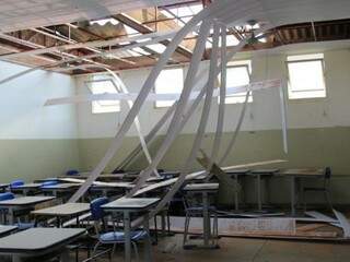 Telhado e forro de escola foram destruídos durante temporal. (Foto: Marina Pacheco)