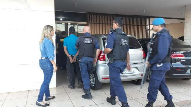 Passageiro de &ocirc;nibus &eacute; preso por assediar adolescente e mulher com beb&ecirc; no colo 