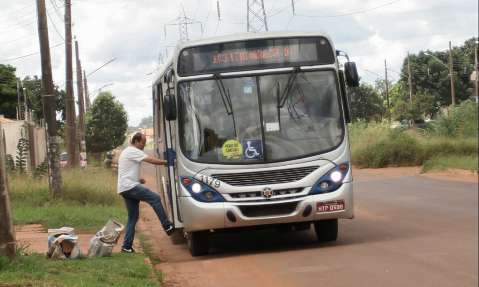 Empresas alteram linhas de ônibus e fazem passageiros esperarem mais