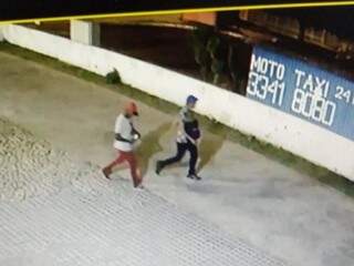 Jovens fugindo após um dos assaltos. (Foto: Divulgação/Derf) 